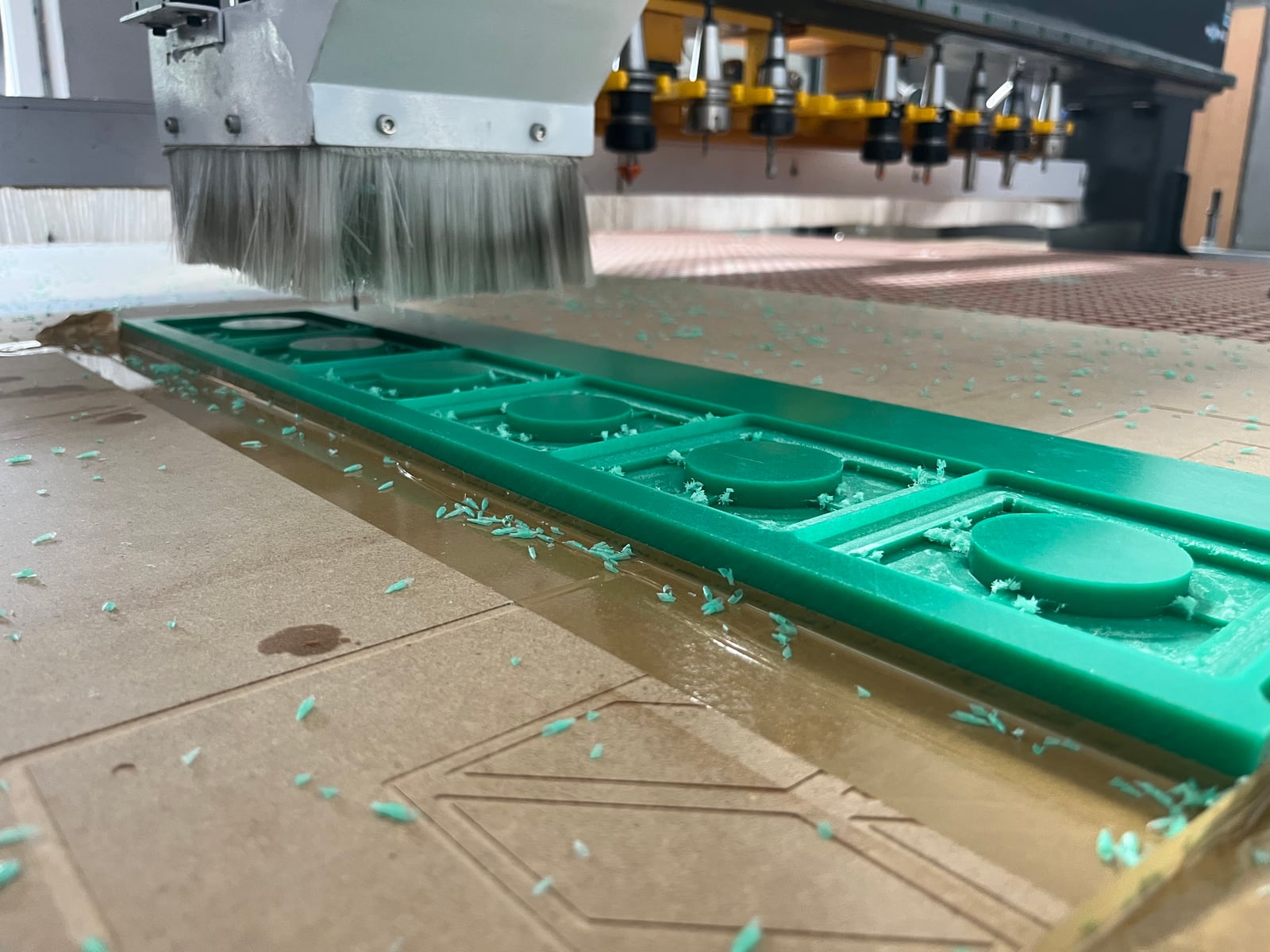 CNC frézka HEMATECH při obrábění zeleného technického plastu