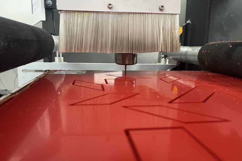 Vyfrézované díly v desce z technického plastu
